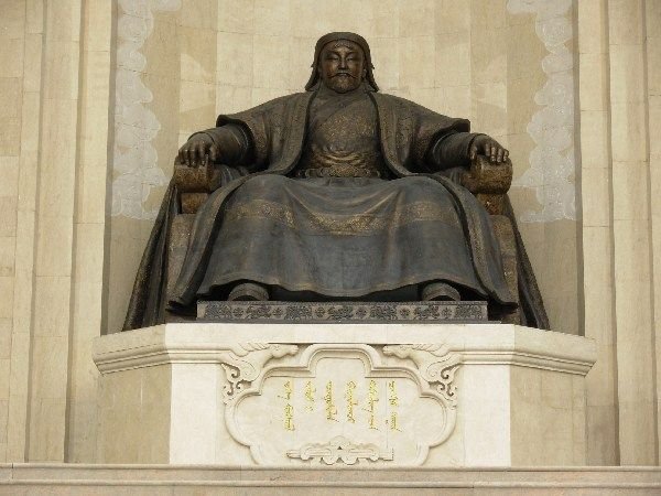 1487803-statue-of-Chinggis-Khaan-0.jpg