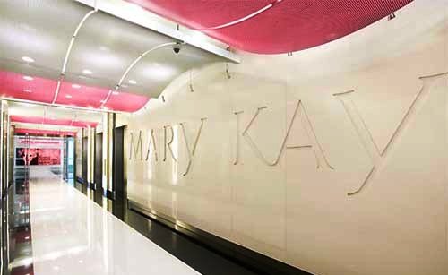 beautiful-pink-office-interior-mary-kay-by-gensler-2.jpg