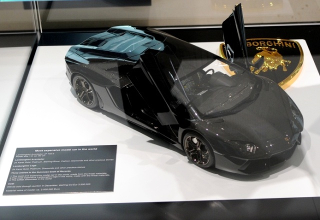 Lamborghini-Aventador-vid-model.jpg