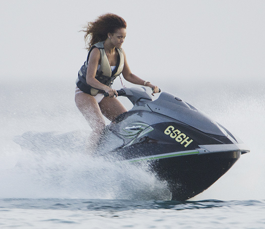 20110805-rihanna7.jpg