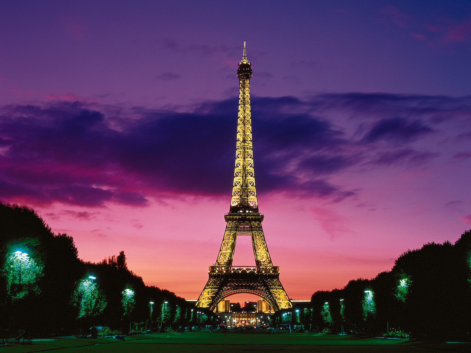 eiffel_tower_at_night_paris_france-normal.jpg