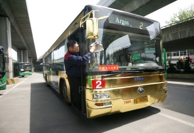 Gold-Bus-in-China-3.jpg