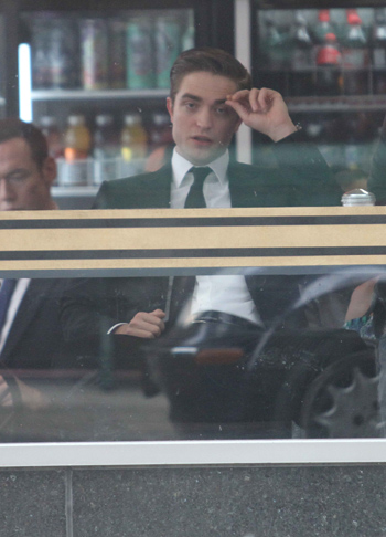 pattinson30052011-2.jpg