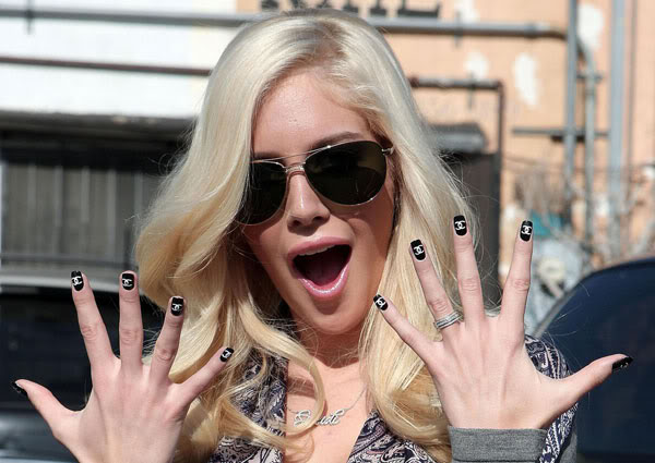 heidi_montag_chanel_nails.jpg