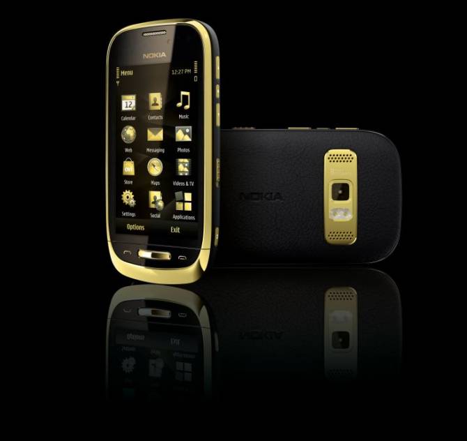 1306393837_700-packshot_black_nokia_oro_1.jpg