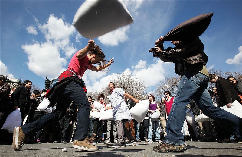 pb-110402-pillow-fight-08.photoblog900.jpg