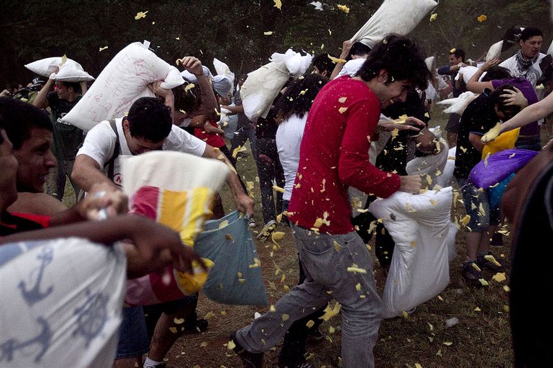 pb-110402-pillow-fight-brazil.photoblog900.jpg