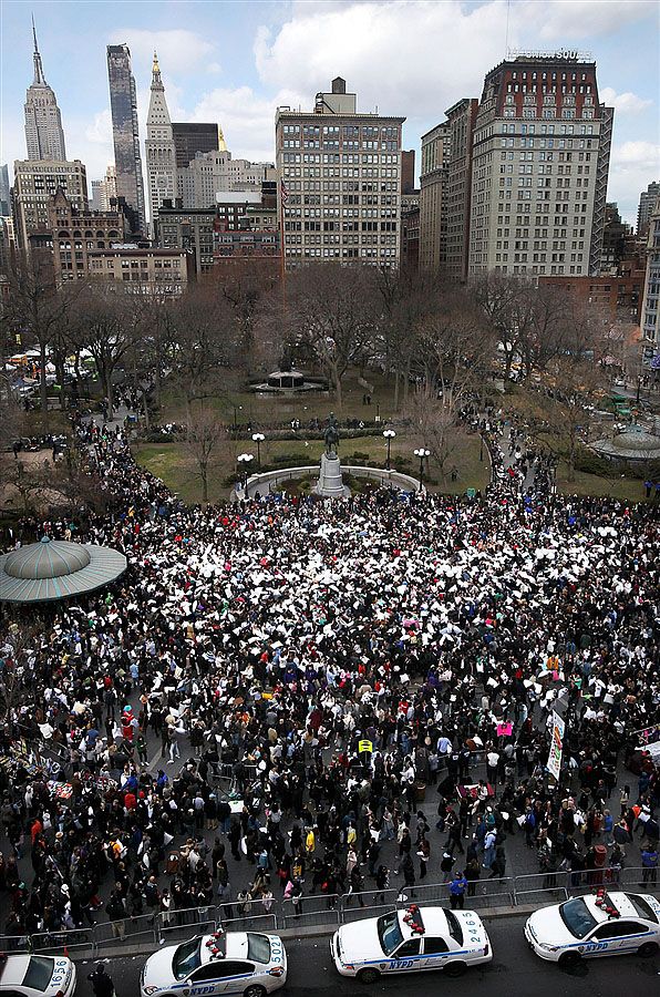 pb-110402-pillow-fight-union-square.photoblog900.jpg