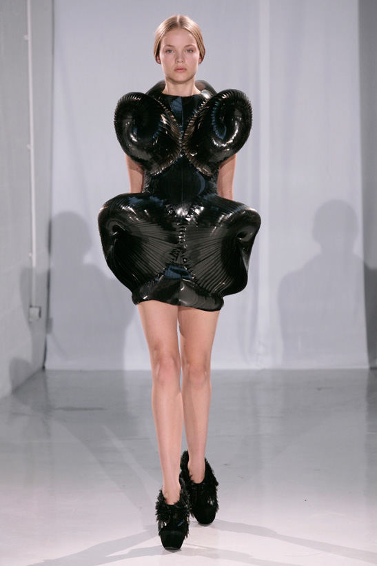 -iris-van-herpen-fall-2011-05_0.jpg