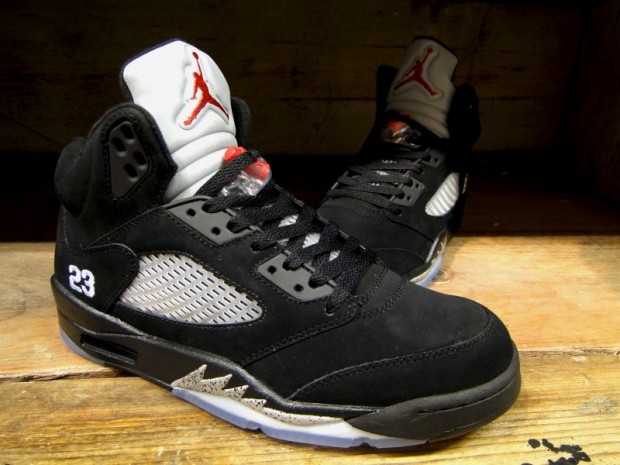 Jordan-V-Retro-Black-Silver-3-800x600-620x465.jpg