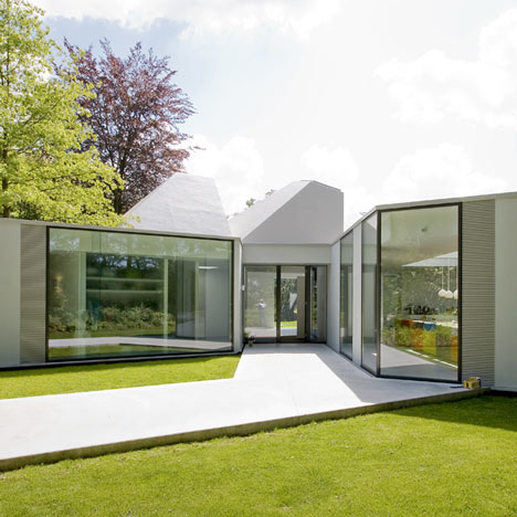 dezeen_Villa-4.0-by-Dick-van-Gameren_03.jpg